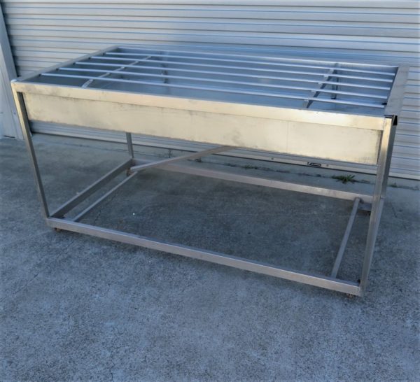 Cleaners bench with drainage basin and grate